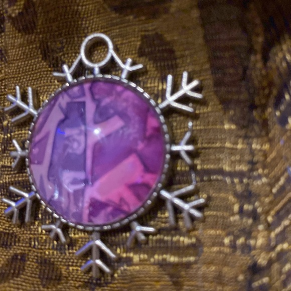 Whimsical Snowflake Silvertone Pendant w Original Alcohol Ink Art Under Glass - Picture 4 of 5